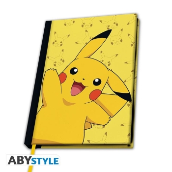 POKEMON - A5 Notizbuch "Pikachu"   Wollten Sie schon immer als Asche in Pokémon spielen? Es ist jetzt mit diesem A5 Notizbuch möglich! Machen Sie sich Notizen über Pokémon und andere Trainer mit Ihrem besten Freund Pikachu, aber achten Sie auf den Elektro